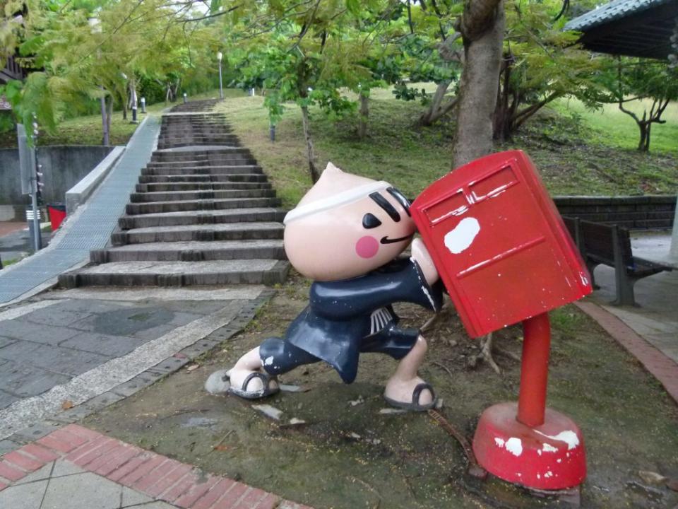 四重溪溫泉公園可以泡腳，公園內還有逗趣的泡湯小子。