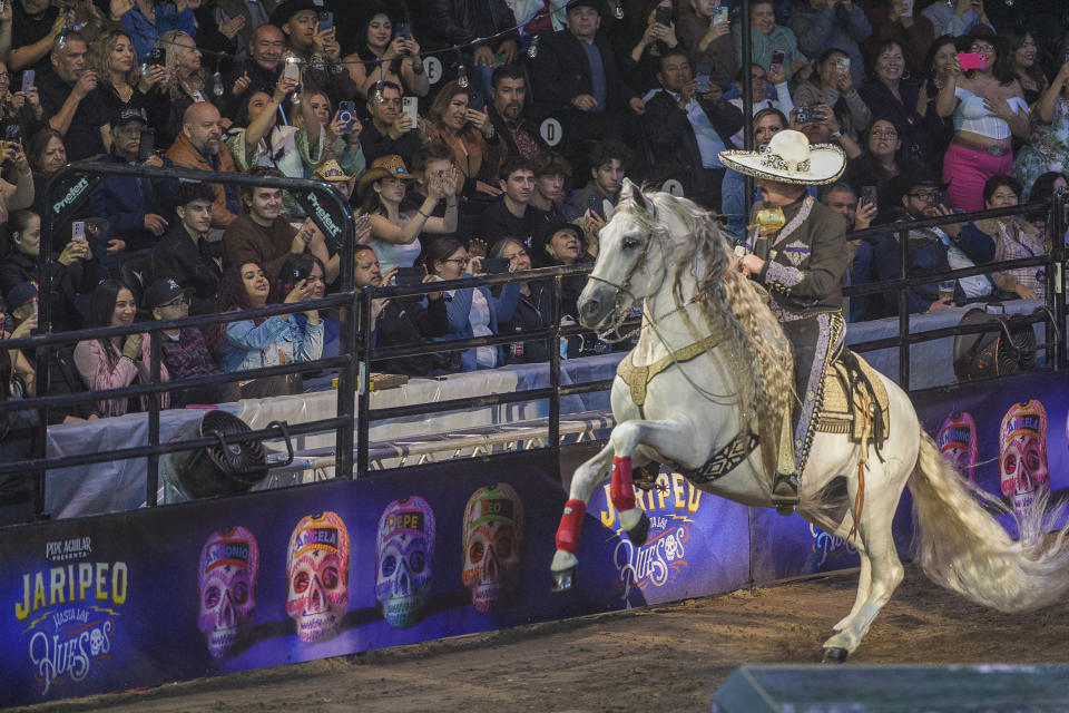 Pepe Aguilar monta a caballo en su espectáculo "Jaripeo hasta los huesos tour 2024" en el Honda Center en Anaheim, California, el viernes 29 de marzo de 2024. El espectáculo rinde homenaje al Día de Muertos, una conocida celebración mexicana. (Foto AP/Damian Dovarganes)