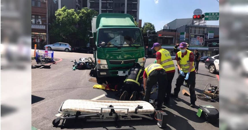 桃園平鎮一名機車騎士與郵務車今下午發生擦撞事故。（圖／翻攝畫面）