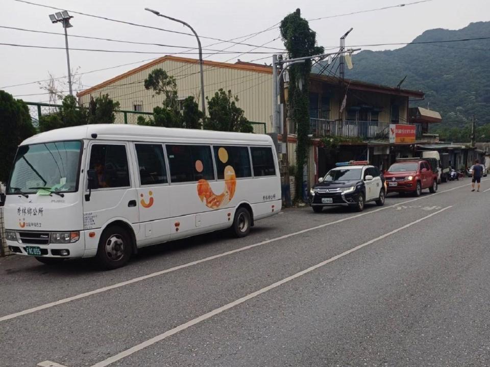 秀林鄉公所啟動社福專車接送村民前往安置點。（圖：秀林鄉公所提供）