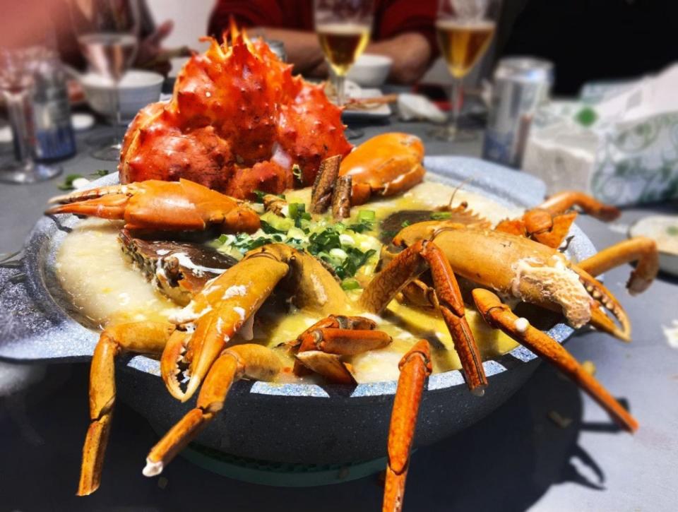 浮誇的螃蟹海鮮粥，爆量的視覺饗宴。