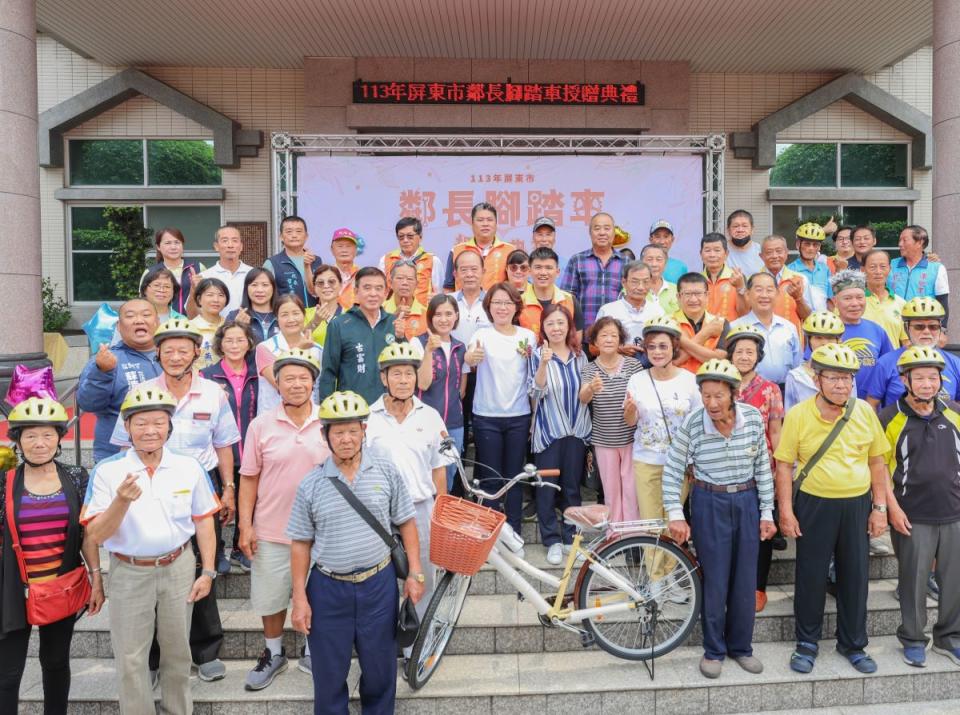 屏東市長周佳琪今天在市公所前舉行鄰長腳踏車授贈活動。（圖：屏東市公所提供）