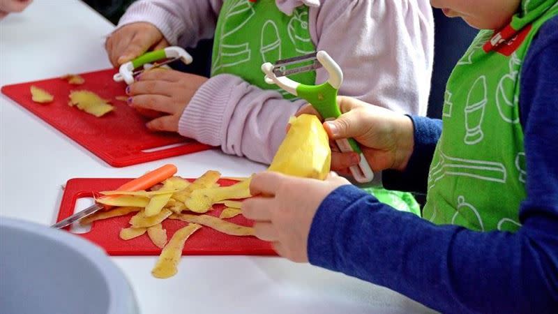 醫師表示若小孩真的想吃零食，盡量避免空腹時段，像是晚餐前或是睡前宵夜。（示意圖／翻攝自Pixabay）