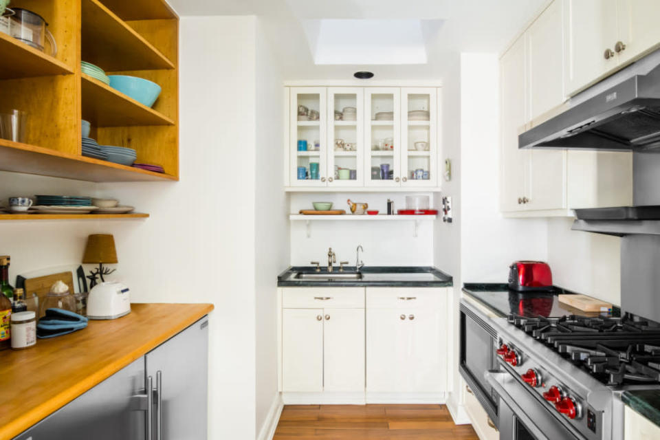 <p>Schumer’s galley-style kitchen features tons of storage and a Wolf Range. (<i>Photo: <a href="http://www.zillow.com/blog/amy-schumer-asks-2m-nyc-apartment-186542/" rel="nofollow noopener" target="_blank" data-ylk="slk:Zillow;elm:context_link;itc:0;sec:content-canvas" class="link ">Zillow</a>)</i></p>