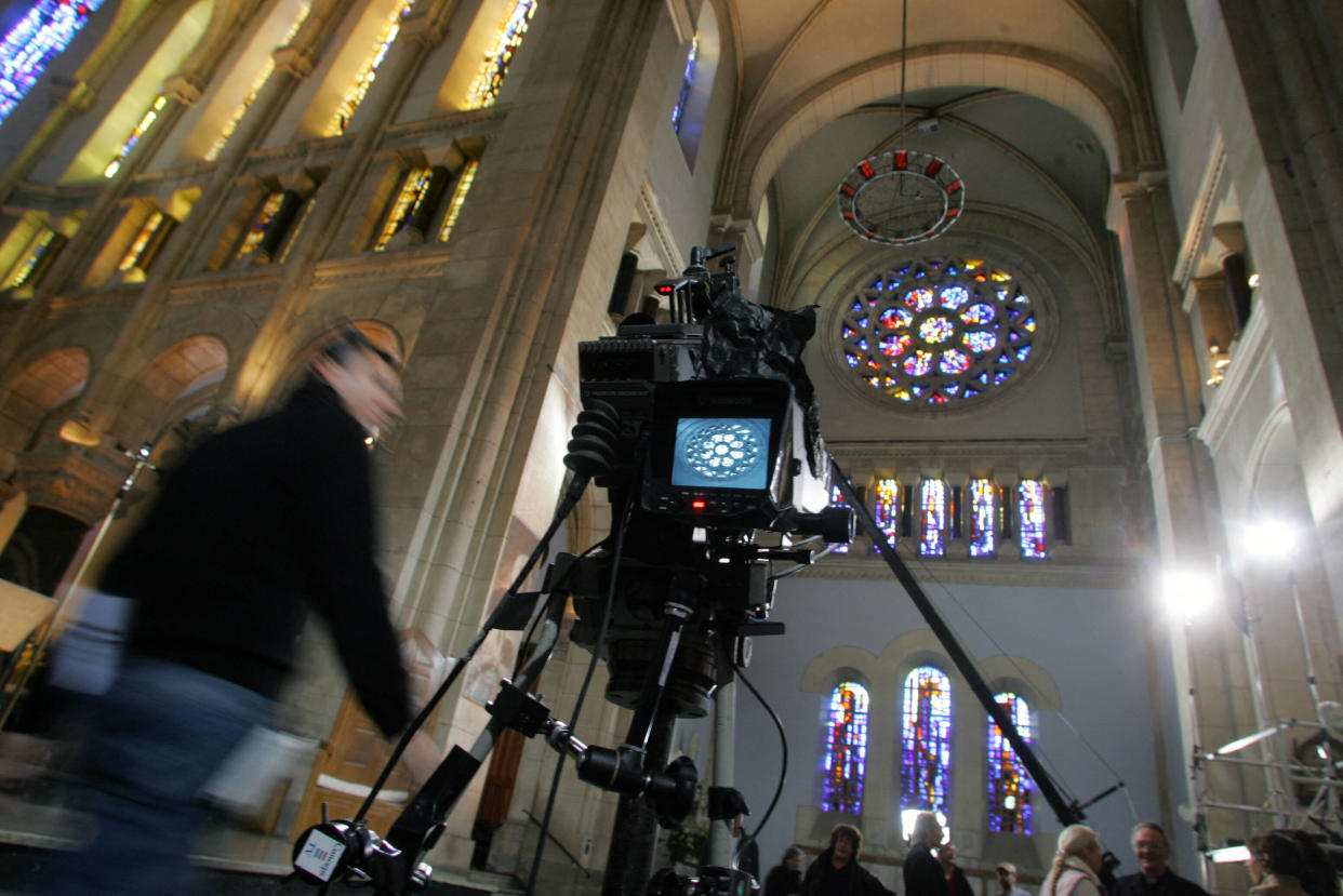 Un cadreur de France-Télévision, le 6 novembre 2005, à l'intérieur de l'église paroissiale de Lourdes, avant la retransmission en direct pour l'émission "Le jour du Seigneur", à l'occasion de la 40ème assemblée plénière des évêques. 