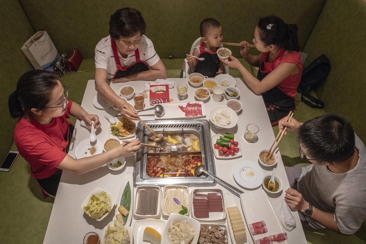 Comensales en Haidilao, la cadena de restaurantes de caldero mongol más popular de China, en Pekín, el 30 de junio de 2018. (Gilles Sabrie/The New York Times)