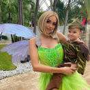 Bien évidemment, Nabilla s'est déguisée pour Halloween. Dans son sillage, elle en a profité pour s'amuser avec son fils Milann. La mère est en Fée Clochette, le petit en Peter Pan.