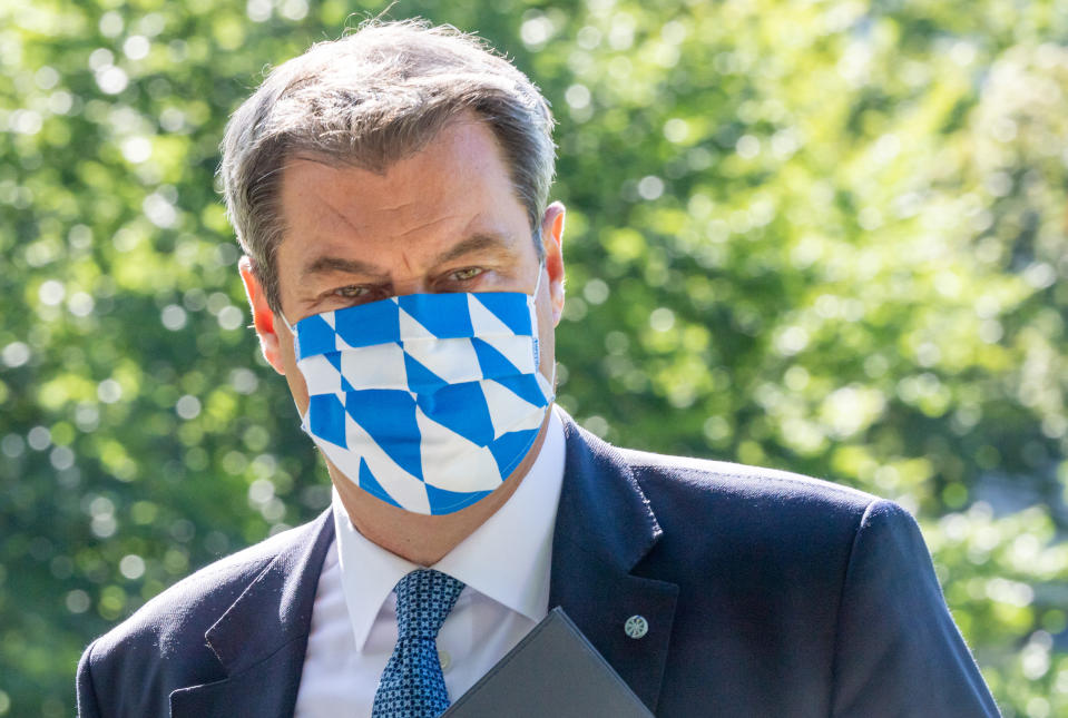 Blau blüht der ... der Atemschutz in Bayern: Ministerpräsident Markus Söder (Bild: Peter Kneffel/dpa)