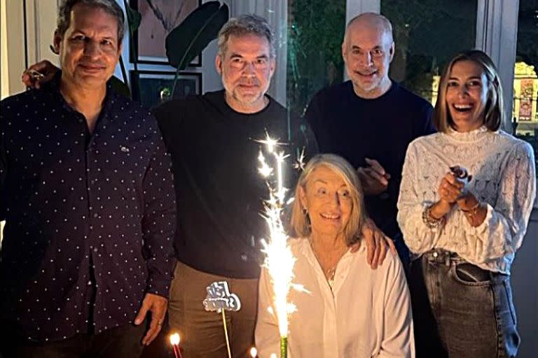 María Cristina Díaz Alberdi junto a sus hijos Mariano, Augusto y Horacio Rodríguez Larreta y Ximena Vallarino