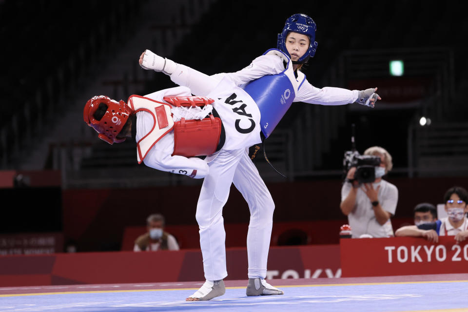 台灣跆拳道女將羅嘉翎（右）25日在東京奧運跆拳道女子57公斤量級連過2關，8強賽以18比7擊敗對手，挺進4 強賽。