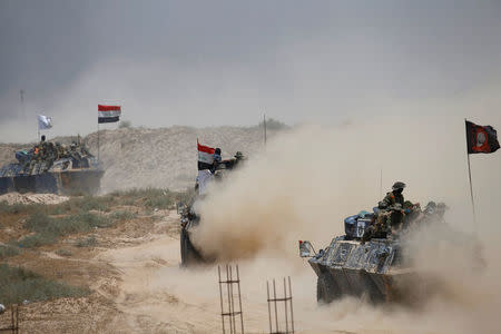 Iraqi federal police advance with Shi'ite fighters towards Falluja, Iraq, May 24, 2016. REUTERS/Thaier Al-Sudani