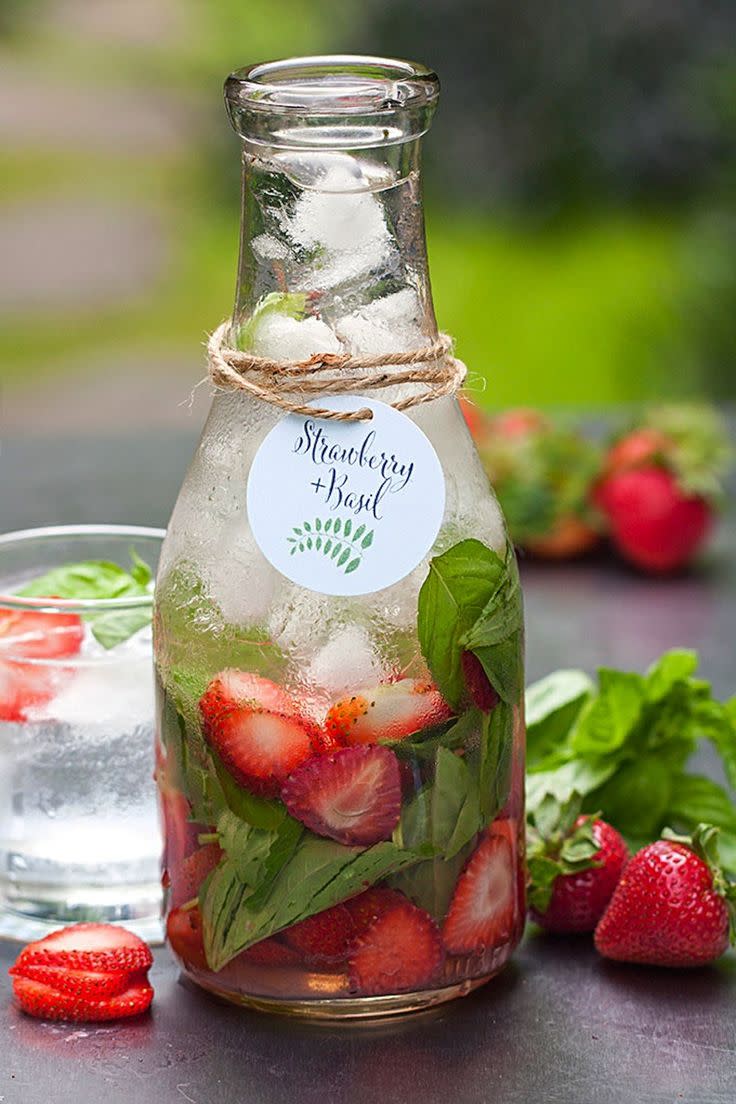 <p>Laisser infuser quelques feuilles de basilic avec des fraises rouges et sucrées, et le tour est joué pour se faire du bien facilement !</p><p>Découvrir la recette de l’<a href="https://www.stylemepretty.com/living/2014/08/05/20-infused-water-recipes/" rel="nofollow noopener" target="_blank" data-ylk="slk:Eau détox fraise basilic;elm:context_link;itc:0;sec:content-canvas" class="link ">Eau détox fraise basilic</a></p><br>