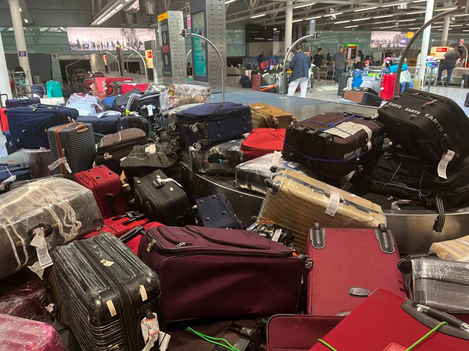 Maletas por todas partes: una imagen común en los aeropuertos europeos. En este caso en Heathrow, el principal aeropuerto de Londres (Foto Paul ELLIS / AFP via Getty Images)