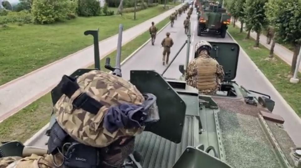 拉脫維亞軍隊正在靠近白俄羅斯邊境。   圖：翻攝自推特「@visegrad24」