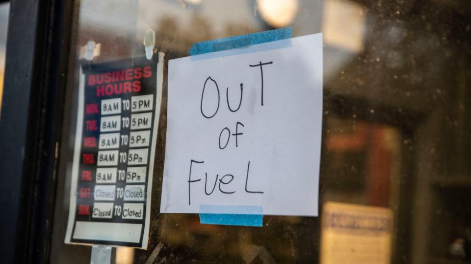 Ein Schild mit der Aufschrift «Out of Fuel» ist am Fenster einer Tankstelle in Lynchburg (Virginia) angebracht.