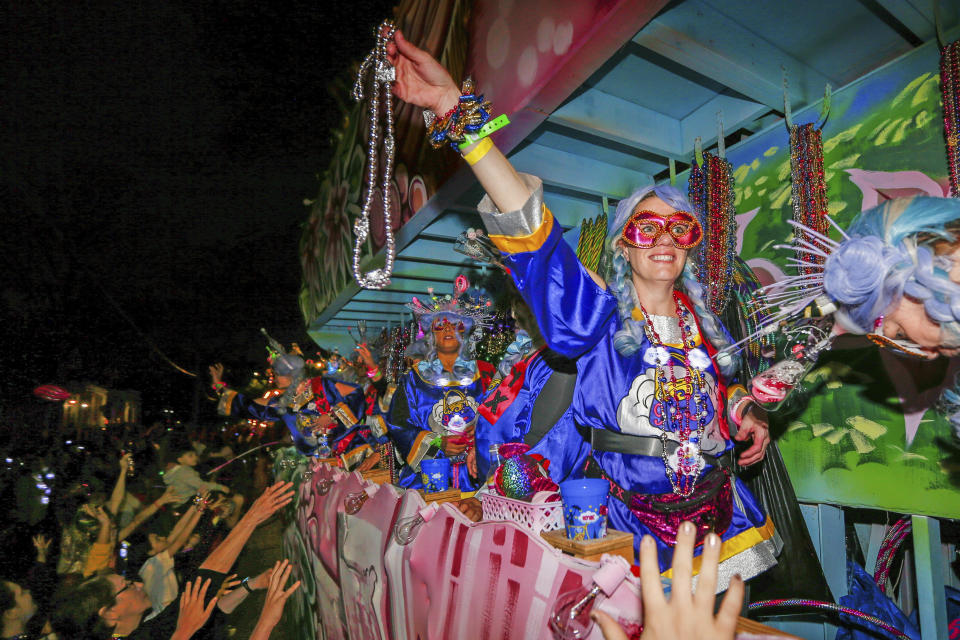 El desfile Mystic Krewe of Nyx pasa por las calles de Nueva Orleans el miércoles 19 de febrero de 2020. (AP Foto/Brett Duke)