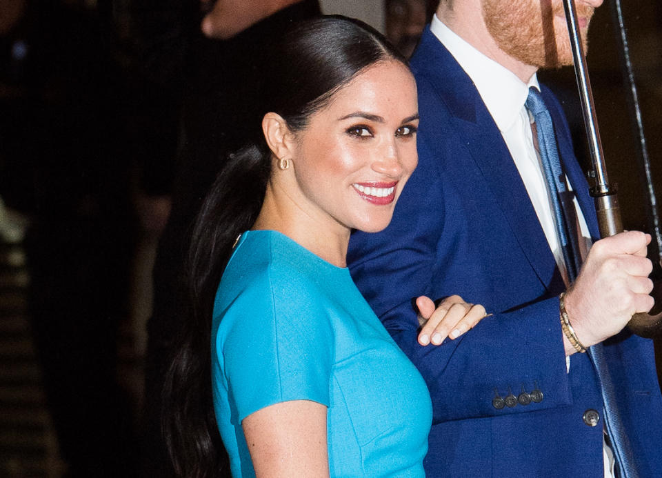 Un grand sourire plaqué sur le visage malgré la pluie. Après plusieurs semaines loin du Royaume-Uni (et de ses obligations royales), Meghan Markle a fait son grand retour ce jeudi 5 mars sur le devant de la scène.Avec son mari, le prince Harry, Meghan Markle a assisté à la cérémonie des Endeavour Fund Awards, un événement qui récompense des militaires blessés ou malades qui ont participé à des compétitions sportives. Parrain de cette organisation caritative, le prince Harry a remis un prix lors de cette cérémonie pour la quatrième année consécutive. Cet engagement fera partie de ceux auxquels le couple renoncera le 31 mars prochain, date officielle de « sortie » de la famille royale.Pour ce grand retour sur la scène médiatique après un « Megxit » qui n’en finit pas de diviser les Anglais, Meghan Markle a prouvé qu’elle n’avait rien perdu de son sens du style : elle avait choisi de porter pour l’occasion une robe bleue vif signée Victoria Beckham, une pochette Stella McCartney et des escarpins bleu nuit assortis au costume de son mari.Plus tôt dans la journée, le couple avait été photographié par le « Sun » à la sortie d’un hôtel londonien proche de Buckingham Palace, le Goring Hotel. Leur fils, Archie, est lui resté au Canada avec sa nourrice et la meilleure amie de Meghan, ses parents craignant une trop grande exposition médiatique. Une décision qui aurait fait beaucoup de peine à la famille royale, n’ayant pas beaucoup l’occasion de voir Archie. Et pas sûr que cela n’arrive avant le 31 mars.