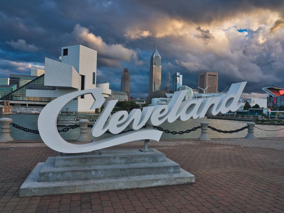 A sign showing Cleveland, Ohio.