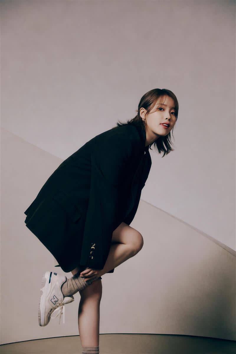New Balance集合品牌的經典鞋款與概念新作，推出限定色的Grey Days Pack，也邀亞太區形象大使IU (李知恩)風格詮釋。（圖／品牌業者提供）