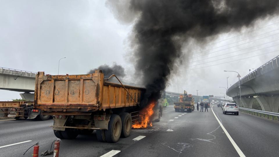 國道1號北上43.5公里處林口路段發生營半聯結車起火，造成回堵約10公里，37歲范姓男駕駛及時逃生並未受傷。（中央社／桃園市消防局提供）