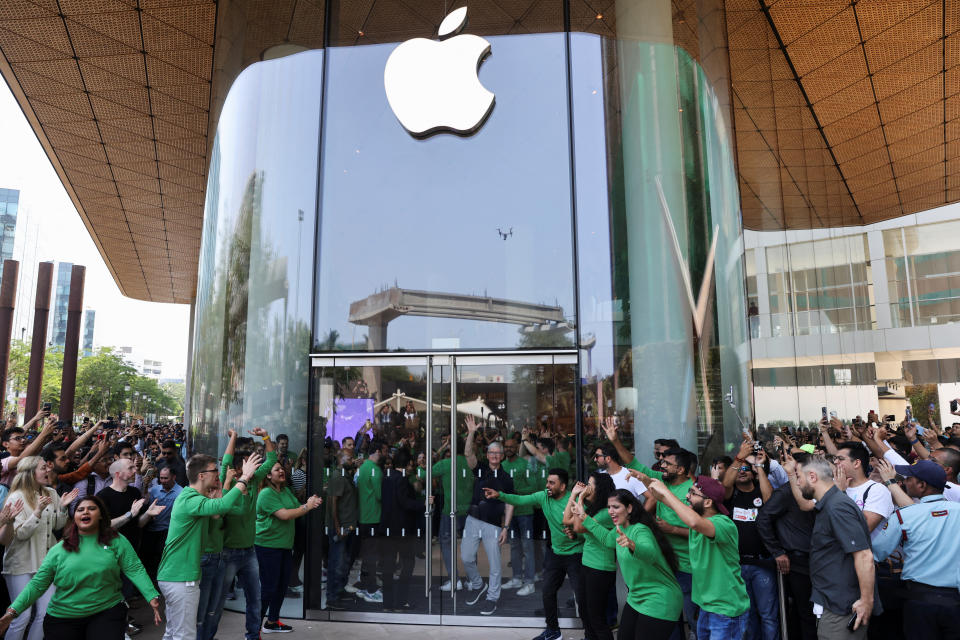 Apple CEO Tim Cook greets people at the inauguration of India&#39;s first Apple retail store in Mumbai, India, April 18, 2023. REUTERS/Francis Mascarenhas