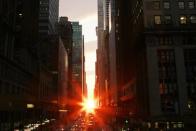 <b>Manhattanenge</b><br><br> Il <b>solstizio di Manhattan</b> è uno degli appuntamenti più attesi dell’anno nella Grande Mela. Accade due volte l’anno, durante il solstizio d'estate e d'inverno, quando il <b>sole al tramonto</b> si allinea perfettamente con le street (le strade che percorrono Manhattan da est a ovest), creando un’esplosione di luce rossa attraverso i grattacieli.