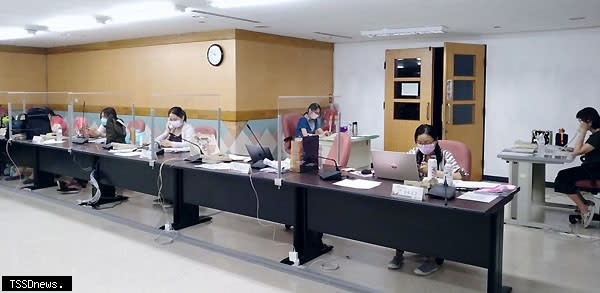 台南市開設紓困專線，各局處專人進駐提供諮詢及申請補助，協助受衝擊企業度過疫情難關。<br /><br />（記者李嘉祥攝）