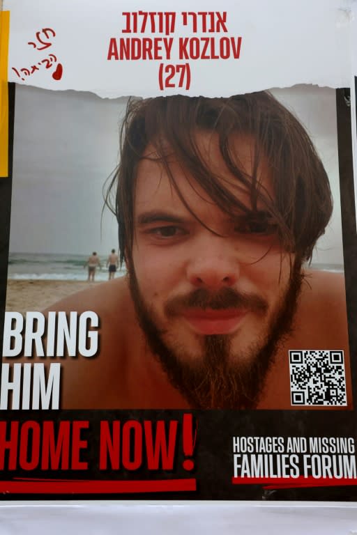 Un cartel pidiendo la liberación del rehén de Hamás Andrei Kozlov, de 27 años, fotografiado en Tel Aviv el 8 de junio de 2024 (Gil Cohen-Magen)