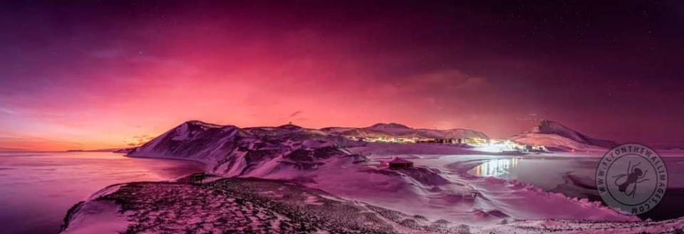 Le ciel rose et violet photographié en Antarctique ces derniers jours. © Stuart Show/Fly On The Wall