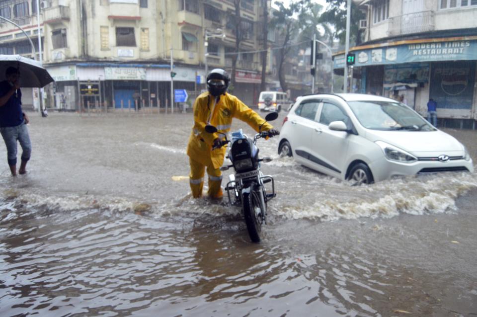 Mumbai cops maintain vigil amid rains, winds. (Photos by Arun Patil)