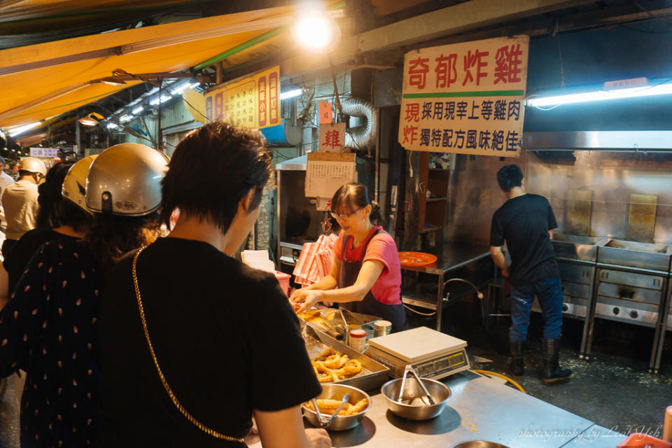 奇郁炸雞,板橋黃昏市場炸雞,板橋炸雞推薦,板橋江寧路美食,華江黃昏市場美食,江子翠黃昏市場炸雞,蔡阿嘎推薦奇郁炸雞