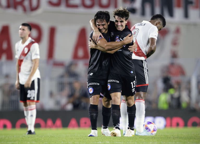 En contra: el gol de Kevin Mac Allister para Argentinos en el Monumental; la defensa se muestra vulnerable