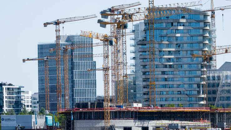 Das Interesse der Bundesbürger an Baufinanzierungen ist wieder deutlich gestiegen - doch Banken halten sich bei der Kreditvergabe stärker zurück. Foto: dpa