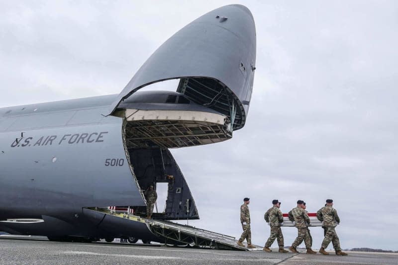 A carrier team from Dover Air Force Base moves the remains of a US soldier from Willingboro from a C-5 Galaxy aircraft to a transport vehicle. Following the deadly attack on American soldiers in Jordan by pro-Iranian militias, the United States launched a massive response against targets in Iraq and Syria. Saquan Stimpson/ZUMA Press Wire/dpa