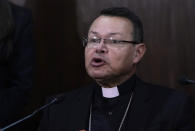 Monseñor Fernando Bascope habla durante una conferencia de prensa conjunta con padres de familia de escuelas católicas en las oficinas de la Conferencia Episcopal Boliviana, en La Paz, Bolivia, el jueves 1 de junio de 2023. (AP Foto/Juan Karita)