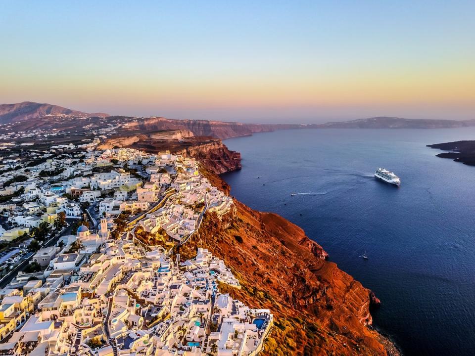 It's always rush hour in Oia, Santorini (Pexels)