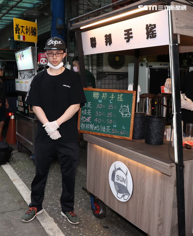 孫安佐經營「聯邦手搖」飲品攤位店。（圖／記者邱榮吉攝影）