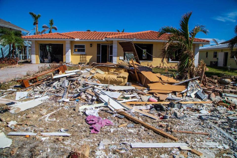 Los escombros del huracán Ian están esparcidos por el patio delantero de una casa de Fort Myers Beach el miércoles 26 de octubre de 2022, un mes después de que la tormenta de categoría 4 golpeara la zona.