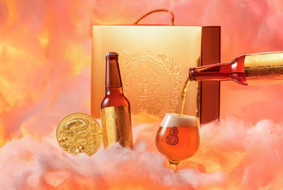 「桔龍天相龍年限定啤酒」內含2瓶包裝金光閃閃的金桔啤酒。（888元／組）