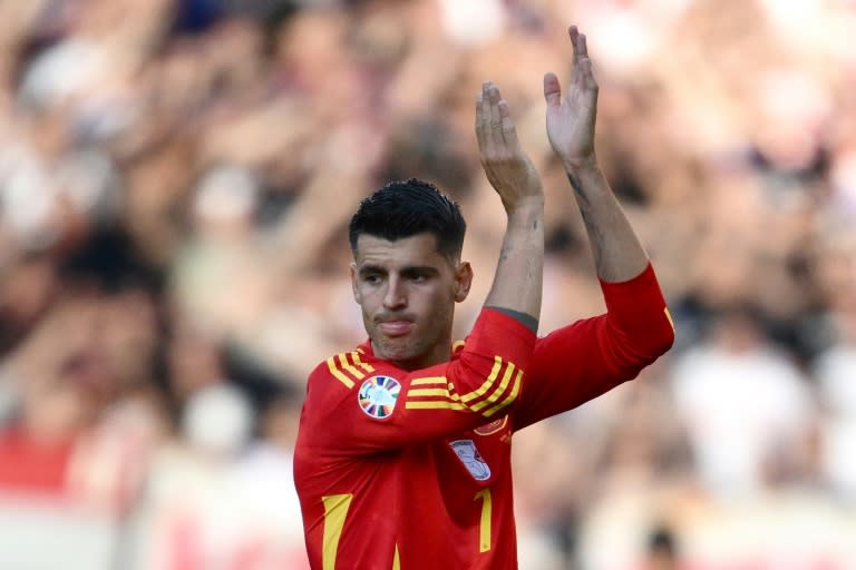 El delantero español Álvaro Morata agradece el apoyo del público tras ser sustituido en la victoria 3-0 ante Croacia, el 15 de junio en Berlín, en partido de la Eurocopa (Christophe SIMON)