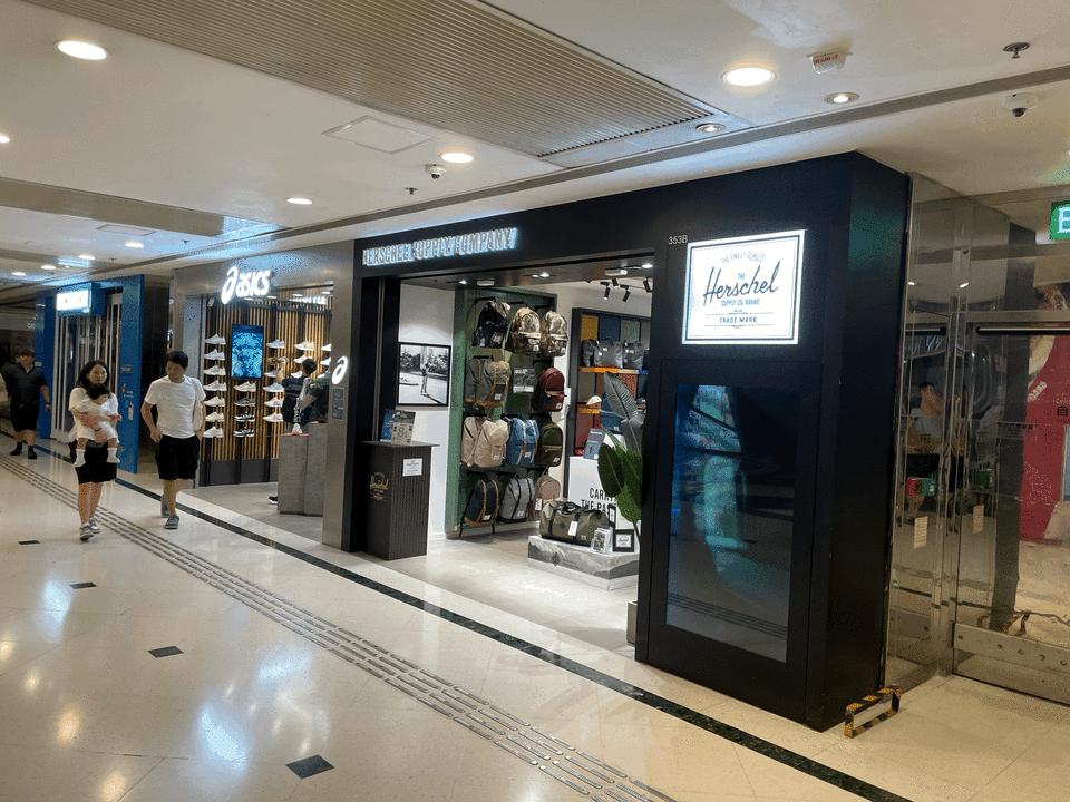 9月8日晚上7時許，「極端情況」仍然生效期間， 九龍灣德福商場已有不少店舖如常營業。