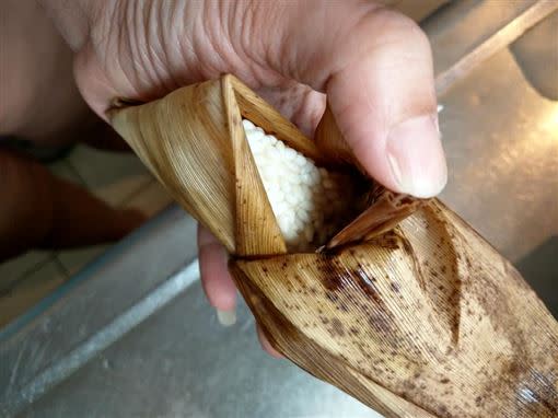 原PO從市場買一串鹼粽，拆開卻發現裡面包生米粒。（圖／翻攝自 爆怨公社 ）