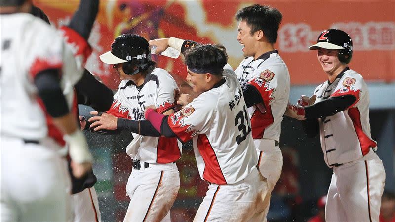 統一獅靠著對手再見暴投險勝。（圖／統一獅提供）