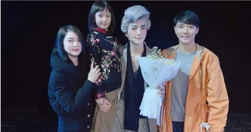 洪欣（左）11月24日才在微博分享和張丹峰（右）、女兒去看大兒子張鎬濂畢業公演。（圖／翻攝自洪欣微博）