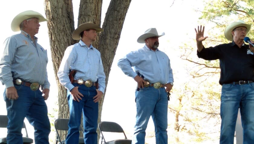 Los sheriffs (de izq a der) Ron Unger (Lander County), Jesse Watts (Eureka County) y Aitor Narvaiza (Elko County) escuchan al fundador de la Asociación de Sheriffs Constitucionales y Funcionarios por la Paz Richard Mack in Elko (Nevada) el 20 de junio del 2020. (Jeff Mullins/The Daily Free Press vía AP, File)