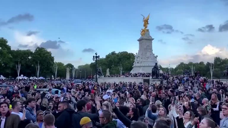 Una multitud entona "God save the Queen" frente al Palacio de Buckingham