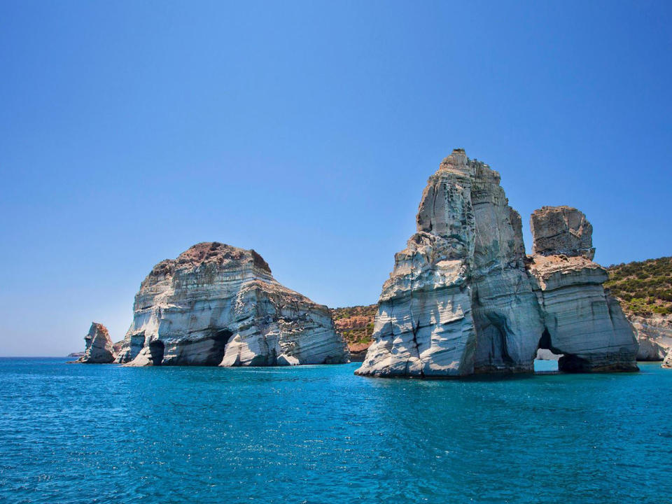 Platz 8: Kleftiko Beach. Weiße Felsen, smaragdgrünes Wasser, Piratenhöhlen: Am Kleftiko Beach auf der griechischen Insel Milos herrschen paradiesische Verhältnisse. Das sehen auch die Besucher so. Beste Reisezeit: Mai bis Oktober. (Bild-Copyright: TripAdvisor)