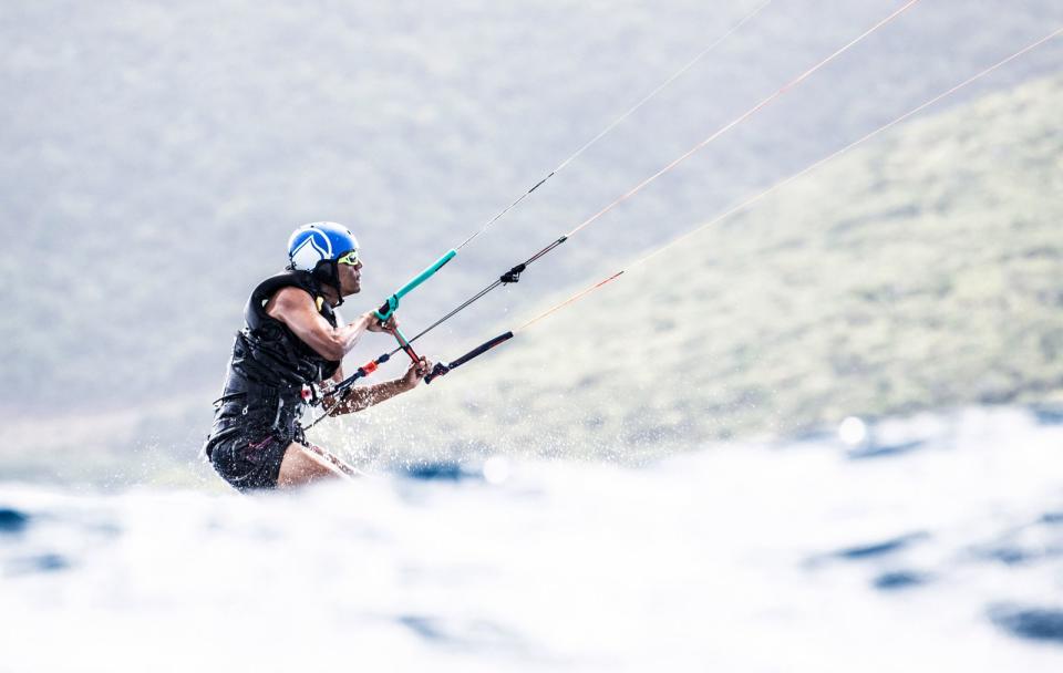 Auch mit Kitesurfen hat es Obama schon versucht - etwa im Januar 2017, nur wenige Tage nach dem Ende seiner Präsidentschaft. Auf Necker Island, Richard Bransons luxuriöser Privatinsel, die zu den British Virgin Islands gehört, wagte er den Sprung in die Wellen. (Bild: Jack Brockway/Getty Images)