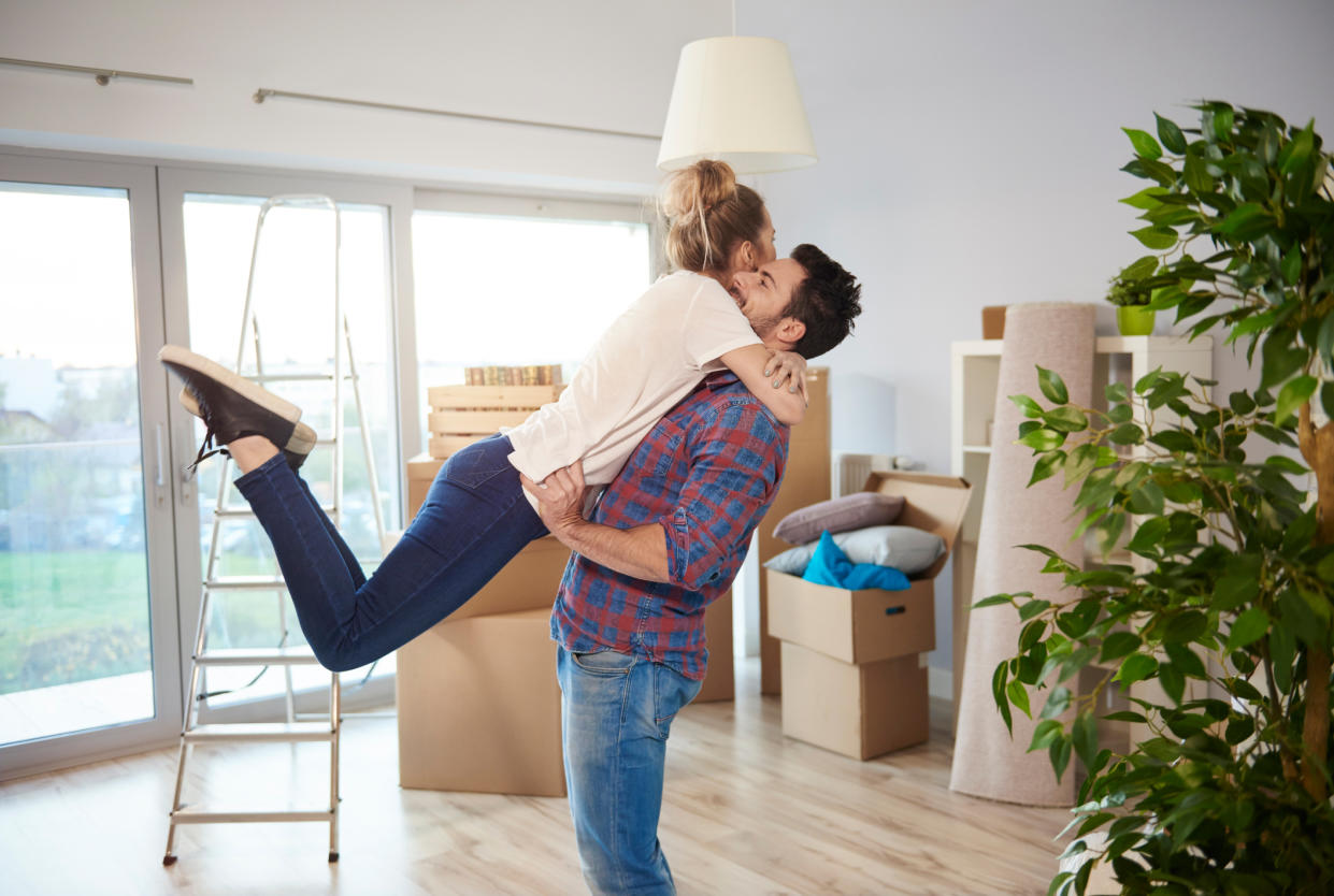 Die gemeinsame Wohnung ist ein großer Schritt in einer Beziehung. (Symbolbild: Getty Images)