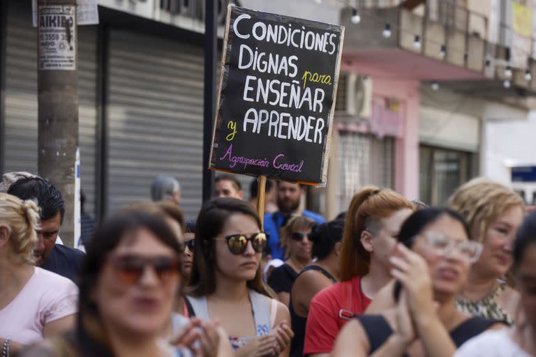 Padres, docentes y directivos se movilizaron el viernes por la mañana hacia el Consejo Escolar de La Matanza para pedir por mejoras en la infraestructura educativa
